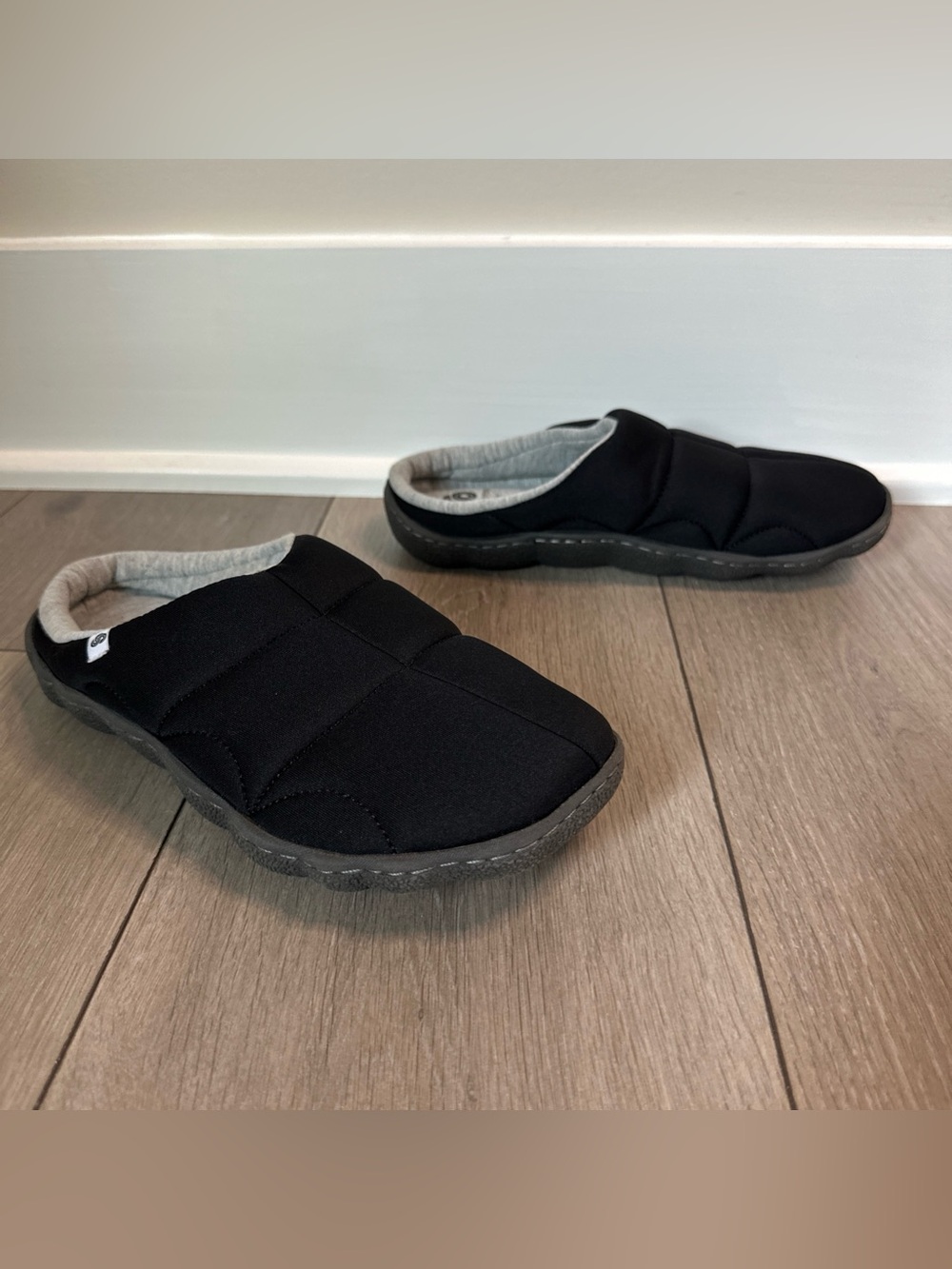 Clarks Cloudsteppers Women Size 7 Black Quilted Cushion Soft Scuffs Slippers